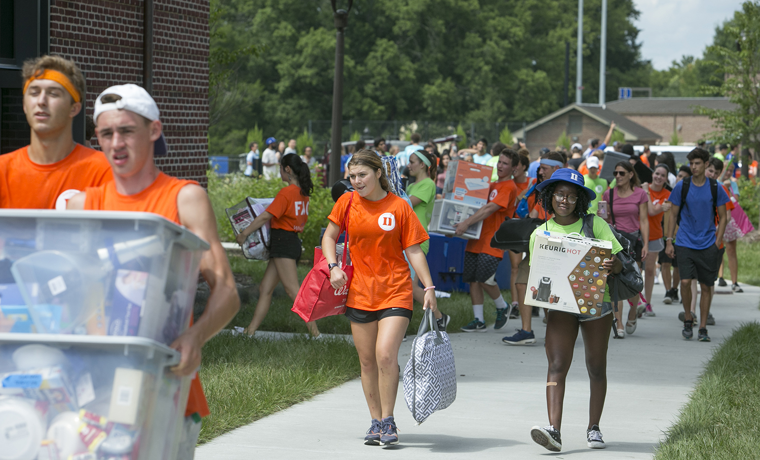 First-Year Advisory Counselor students move in first-year students on East Campus.
